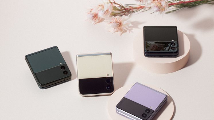 02_02 B2 Family_03_galaxyzflip3_5g_family_cream_lavender_phantomblack_green_H.jpg