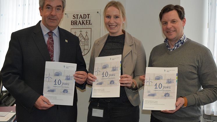 Können erfreuliche Zahlen für Brakel vorweisen (v. l.): Bürgermeister Hermann Temme, Leonie Riekschnietz, Kommunalreferentin Westfalen Weser Netz, und Hendrik Rottländer, Klimaschutzbeauftragter, mit dem Energiebericht für Brakel.