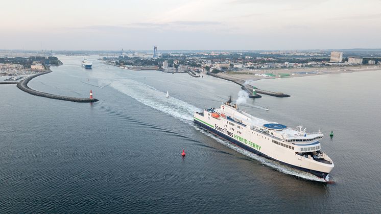 Fejrer etårsdag sammen med søsterskibet M/F Copenhagen på ruten Gedser-Rostock : Scandlines' hybridfærge M/F Berlin (billede: Siemens/Ulrich Wirrwa).