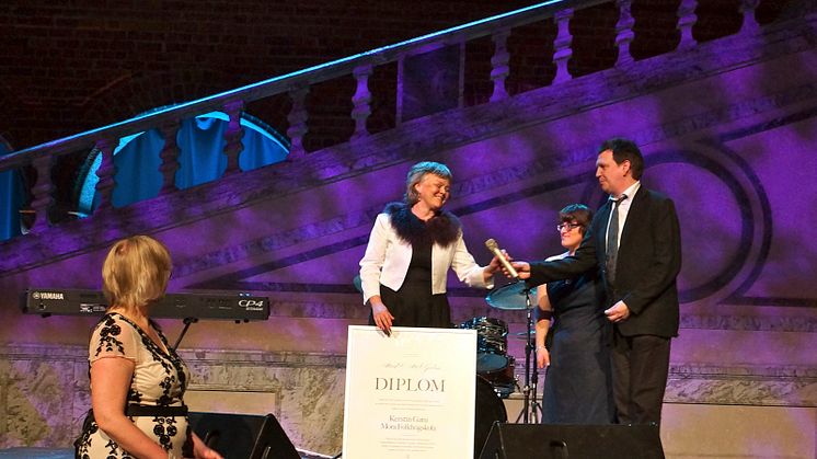 Kerstin Gatu mottar pris på Störd och stolt galan