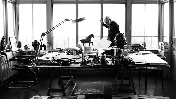 Håkon Bleken i hans arbeidsværelset. Foto: Christina Undrum Andersen.
