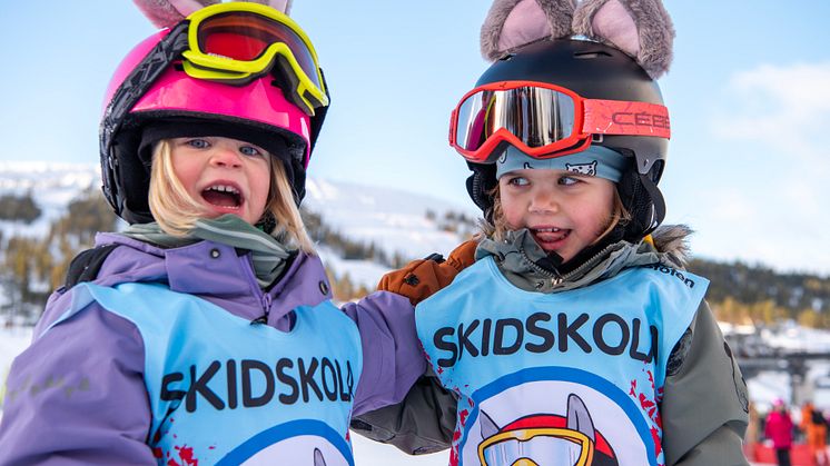 Stöten i Sälen - glada skidskolebarn 2425