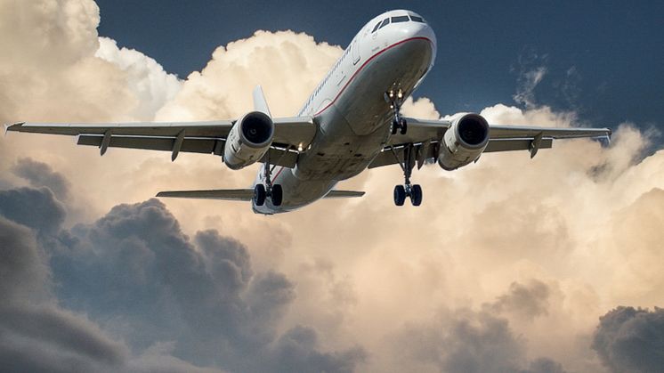 Bara hälften av kommunerna styr mot minskat flygresande och klimatkompenserar utsläpp 