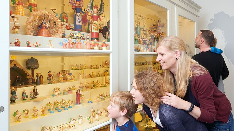 Wendt & Kühn-Welt_Grünhainichen_Familie vor dem historischen Musterschrank_Foto Wendt & Kühn.jpg