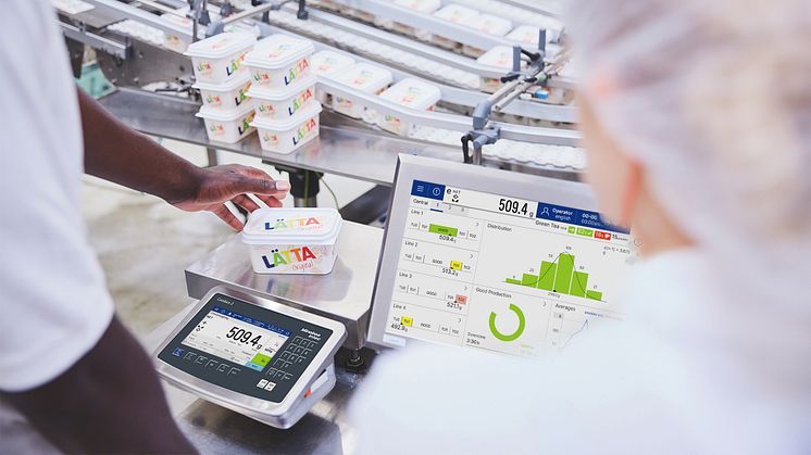 Blue HMI in use with a Weight indicator during Static Weighing