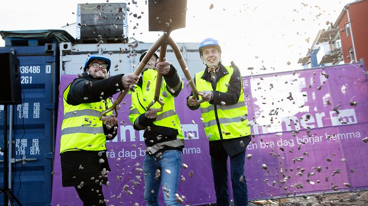 Första spadtaget för nya hyresrätter i Tegnérlunden togs av Martin Gepertz, Mimer, Johan Karlsson, Byggpartner och Jesper Brandberg, Mimer och Västerås stad.