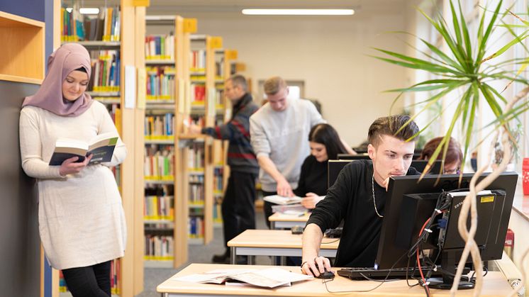 Szene aus der Bibliothek der Hephata-Akademie: An den dortigen Fachschulen sowie an den Schwalmstädter Standorten der Hephata-Förderschulen findet wegen des Orkans „Sabine“ am Montag, 10. Februar 2020, kein Unterricht statt.