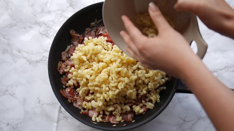 Tulip bacongratäng med pasta och mozzarella