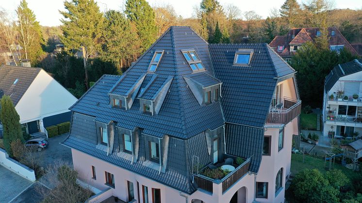 Der Dachdeckerbetrieb KAULARTZ führte eine energetische Dachsanierung an einer Jugendstilvilla durch und sichert sich damit den RM Sanierungspreis 2021 in der Kategorie Dach.