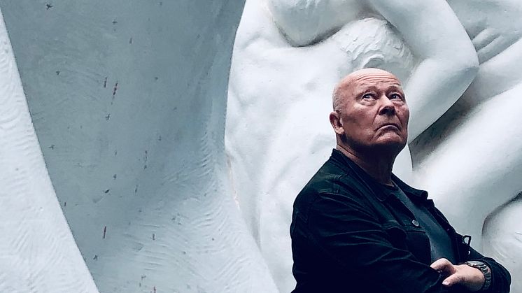 Nils Ole Oftebro spiller den eldre Vigeland i Vigelandsparken den 22. juni (Foto: Øystein Kjennerud / NRK)