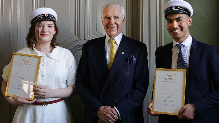 Anders Wall tillsammans med årets stipendiater Moira Last och Mehdi Husein. (Foto: Mats Eriksson)