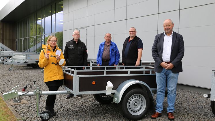 Preisübergabe in der Metallwerkstatt Ziegenhain: Gewinnerin Yasmin Dank (von links), ihr Vater Klaus-Dieter, Jochen Trümner (Leiter Anhängerbau), Martin Burger (Abteilungsleiter technische Fertigung) und Hans-Günter Kripko, Leiter der Werkstätten.