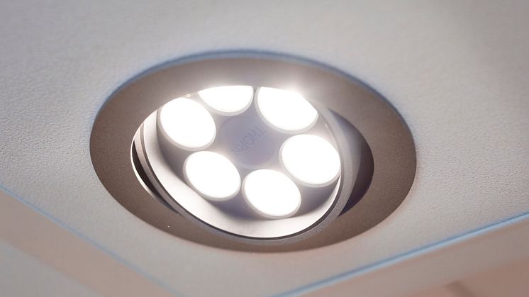 Det akustiska undertaket har försetts med LED-belysning reglerad med dimmer från Thorn. 
