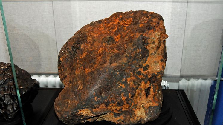 303 kg tung meteorit lyftes in på Naturhistoriska riksmuseet