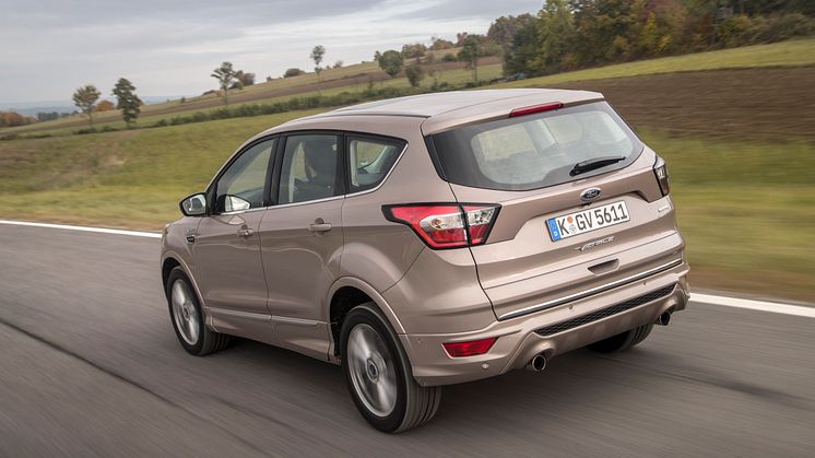 2016Kuga_Vignale_Milano_Grigio_009