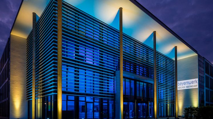 Alles ist erleuchtet: Der Bayernwerk-Unternehmenssitz in Regensburg wird anlässlich des Tag des Lichts von 40 LEDs beleuchtet.