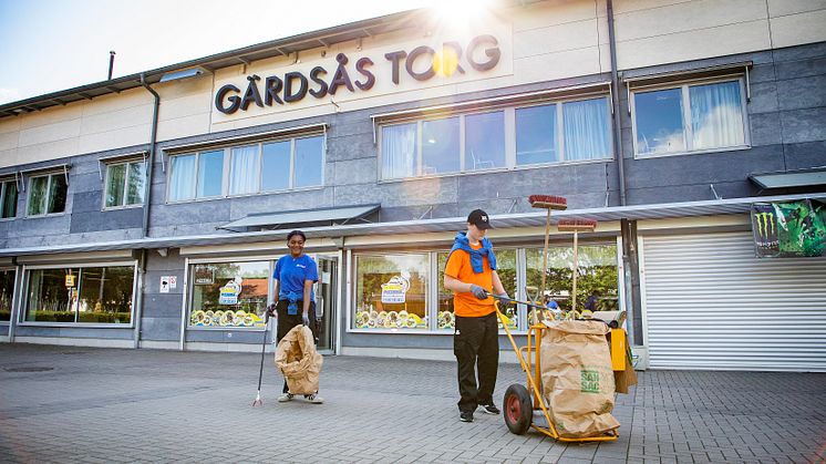 Sommarjobbare gör fint på Gärdsås torg