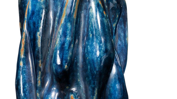 Axel Salto- Vase af stentøj modelleret med smal munding. Dekoreret med Blåmusling glasur. H. 23,2.