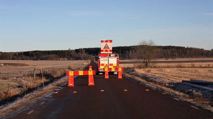 Nu är vägledningen Säkerhet i vägtrafikmiljö uppdaterad. Nytt är att det finns uppdaterade avsnitt om hantering av vajerräcken och trafikdirigering som berör räddningstjänstpersonal.