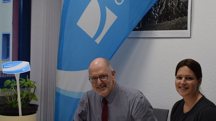 Bürgermeister Thomas Zwingel und Kathrin Armbruster von Deutsche Glasfaser bei der Vertragsunterzeichnung.