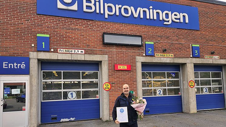 Cetin Pektas som är besiktningsingenjör på Bilprovningen i Södertälje-Moraberg har utsetts till månadens medarbetare. Foto: Bilprovningen