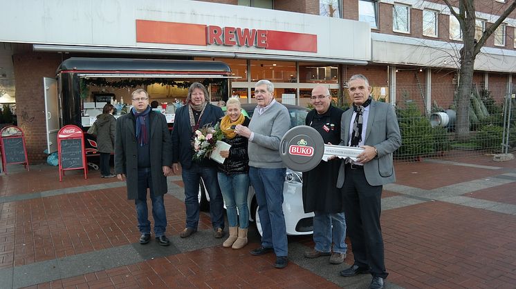 Frohe Weihnachten: Dortmunderin gewinnt Elektro-SMART bei Verlosung von Arla BUKO® und REWE