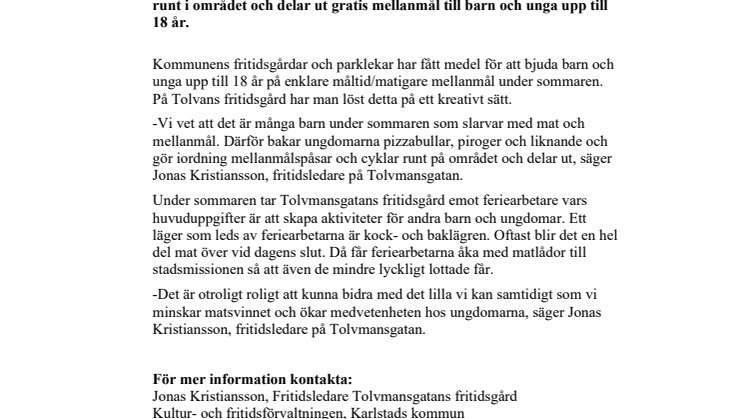 Ungdomar cyklar runt och skänker mellanmål 
