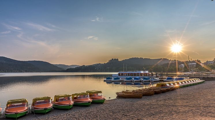 Erholung pur direkt am herrlichen Seeufer: Das Maritim TitiseeHotel im Hochschwarzwald bietet beides und eine weitläufige Liegewiese noch dazu.