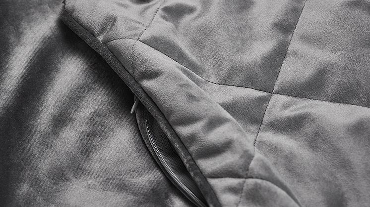prydnadskudde_zeb_gra_closeup