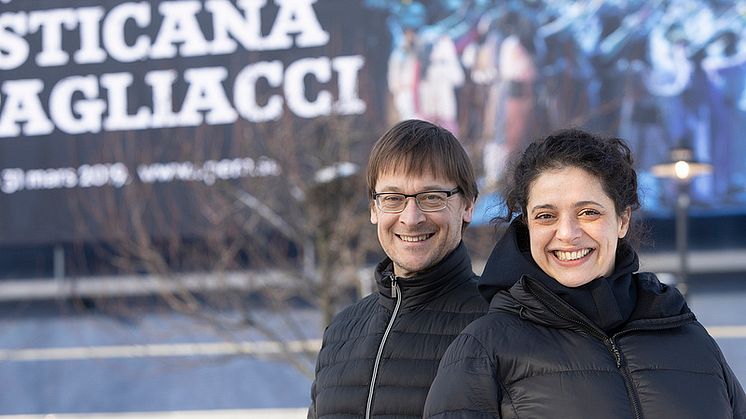 Stephen Langridge and Rodula Gaitanou in front of The Göteborg Opera. Photo: Tilo Stengel