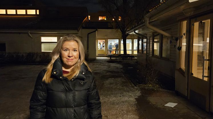 Andréa Hedin (M) framför Ekensbergsskolan efter debatt om skolans framtid 20 november 2023.