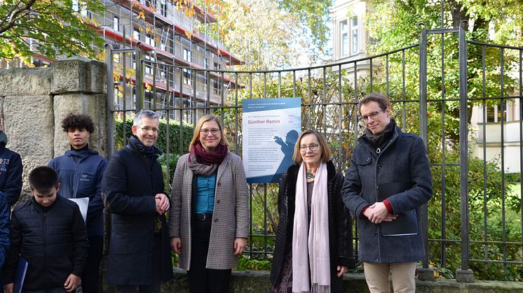 (v.r.): Johannes Lang, Dr. Gabriele Ramin, Dr. Skadi Jennicke und Andreas Reize weihen die neue Gedenktafel ein 