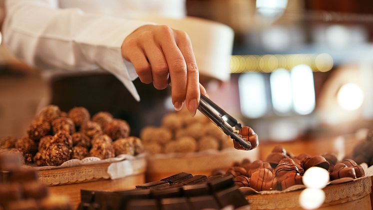 THEME_FOOD_CHOCOLATE_STORE_FEMALE_HAND_GettyImages-1045887302_Universal_Within usage period_92623