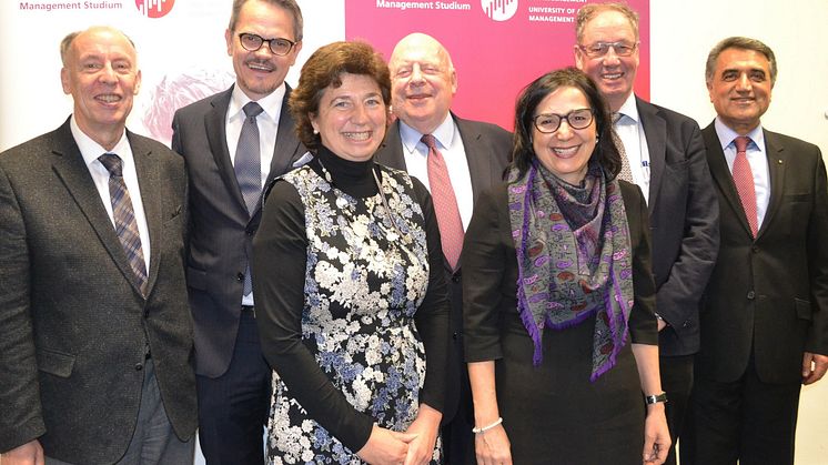 (v.li.): HdWM-Präsident Prof. Dr. Michael Nagy, HdWM-Geschäftsführer Wolfgang Dittmann, Prof. Dr. Dolores Sanchez Bengoa, Ehrensenator Prof. Dr. Carl-Heinrich Esser, Prof. Dr. Perizat Daglioglu, Prof. Dr. Franz Egle, Ehrensenator Mustafa Baklan.
