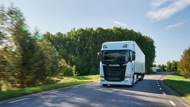 Scanian sähkökuorma-autojen seuraavan tason luvut ovat vaikuttavia: yhdistelmien kokonaispaino voi olla jopa 68 tonnia, toimintasäde jopa 390 kilometriä, latausteho jopa 375 kW ja huipputehot – 400 tai 450 kW (noin 610 hv). 