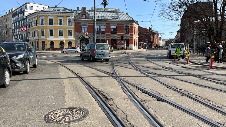 UTSLITT: Sporvekslene på Nybrua er utslitt og må byttes. At sporvekslene er så lange, og i tillegg ligger på en bru, gjør arbeidet mer komplisert enn vanlig.