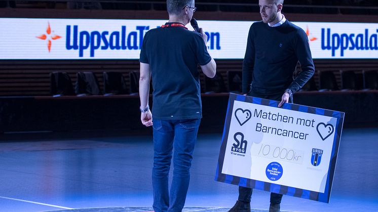 Marknads- och säljchef Niklas Wallén från Sirius IBK delade ut Sh:s check under periodpausen på herrarnas match 1 november. 