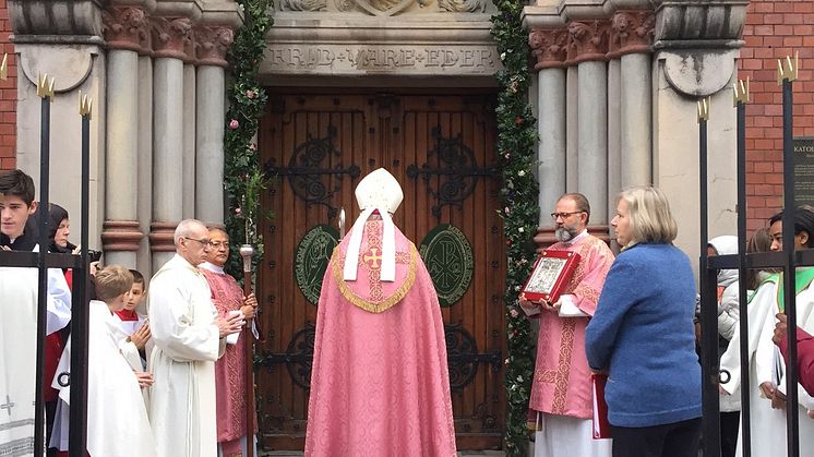 Biskop Anders Arborelius öppnar stiftets Heliga port i katolska Domkyrkan 