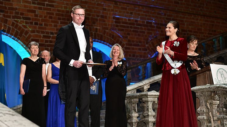 Joakim Svensson tar emot Anders Walls stipendium för landsbygdsutveckling ur Kronprinsessan Victorias hand. (Foto: Kungl. Skogs- och Lantbruksakademien)