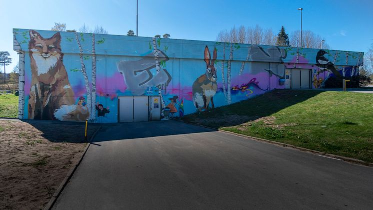 Botkyrkabyggens garage på Harbrovägen 2 i Storvreten, nymålat av Graffitisthlm