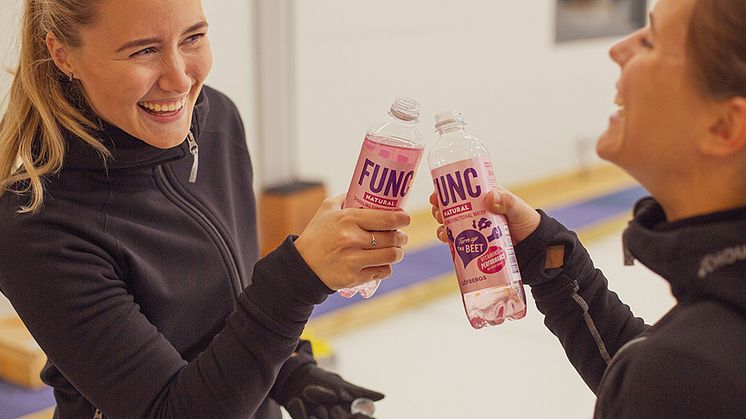 Sara McManus och Anna Hasselborg laddar med naturlig energi från Löfbergs.