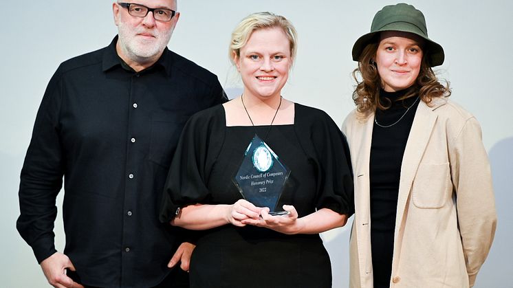 Kunstnerisk leder Skúli Sverrisson, medgründer Ólöf Arnalds og Julie Runge fra Mengi mottok Nordisk komponistråds ærespris 2022 under Nordiske musikkdager på Island. Foto: Martin Jonsson Tibblin/FST - Föreningen Svenska Tonsättare