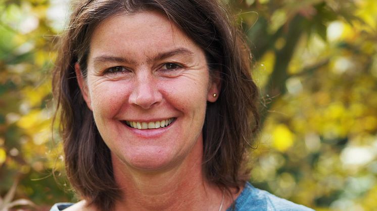 Die Bad Schwalbacher Osteopathin Kirsten Brix freut sich, dass es ihrer Patientin heute „sehr viel besser“ geht, wie diese selbst sagt. Foto: Martin Weber