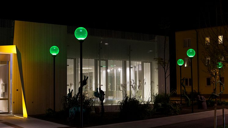 Konst utanför Skandionkliniken i Uppsala, kvällstid