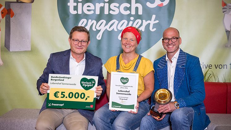 Elisabeth und Andreas Nussbaumer vom Lebenshof Sonnenweide freuen sich mit Hermann Aigner, Geschäftsführer Fressnapf Österreich über den goldenen Fressnapf