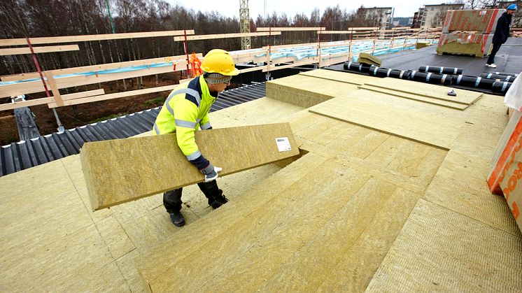 Michal Pietvucho från Kronobergs Tak lägger ut TopRock-isolering från Rockwool.