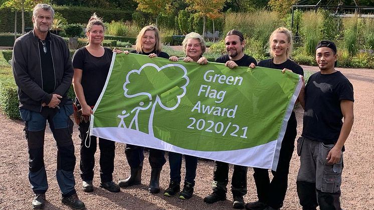 Personalen på Jonsereds Trädgårdar med Green Flag Awards flagga. 