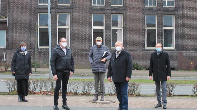 Spendenübergabe am Bahnhof (v. l.): Irene Esser, Bahnhof e. V., Frank Wohlgemuth, Kommunalreferent Westfalen Weser, Hans-Wilhelm Bökamp und Günter Willig, beide vom Verein, und Bürgermeister Bernd Poggemöller.
