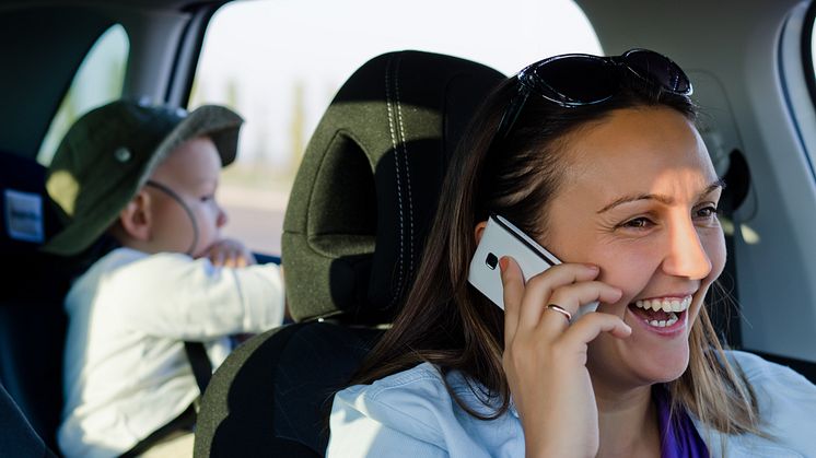 Mobiltelefon i hånden og utålmodige barn i baksetet er en dårlig kombinasjon i sommertrafikken. Illustrasjonsfoto: Colourbox
