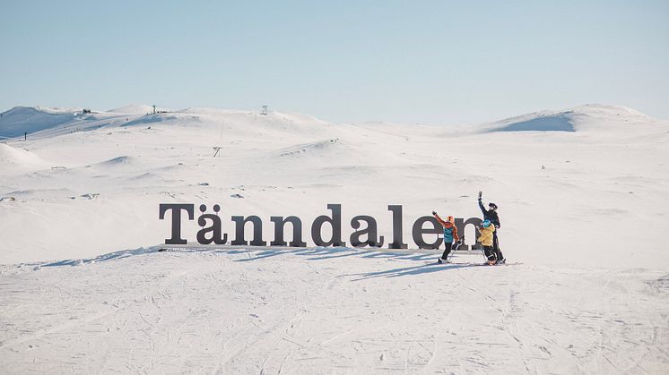 Skidåkare njuter av fjäll och vårvinter i Tänndalen.